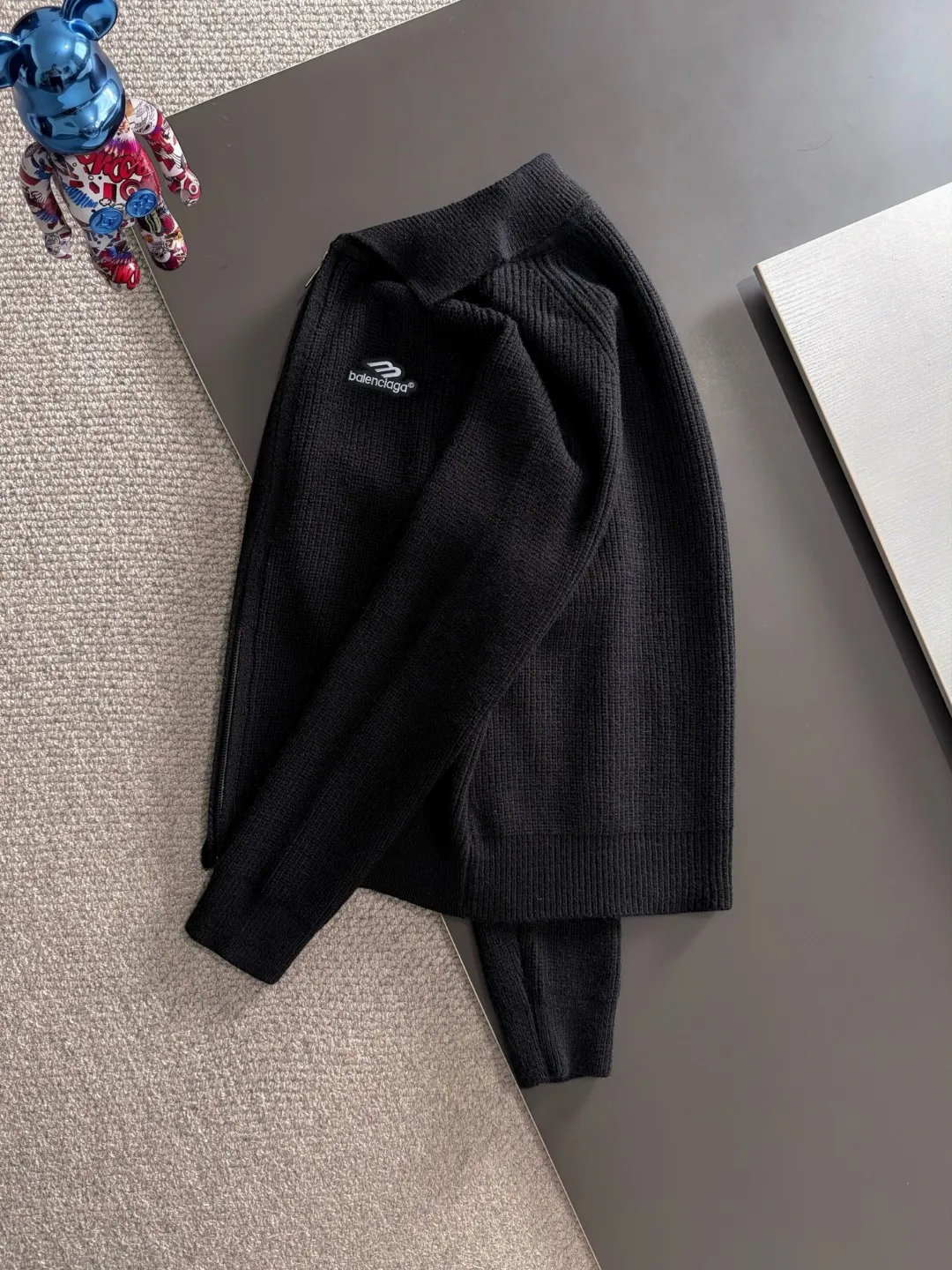 Next day shipment P225 Balenciaga 2026 Autumn and Winter latest sweater from official website, now on sale at counters simultaneously Hot Sale! Specially made of wool blended fabric. It feels comfortable and can be directly in contact with the skin. The logo badge is exquisitely embroidered, which is extremely eye-catching! The details highlight the fashionable charm of big brands. Exquisite workmanship. Three-dimensional cutting style. The wearing effect is invincible and handsome! All three standards are complete! Sizes:M-3XL